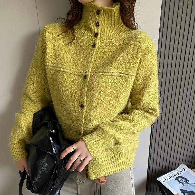 Cardigan pour femmes avec col haut et détails en bouton Chic & Stil