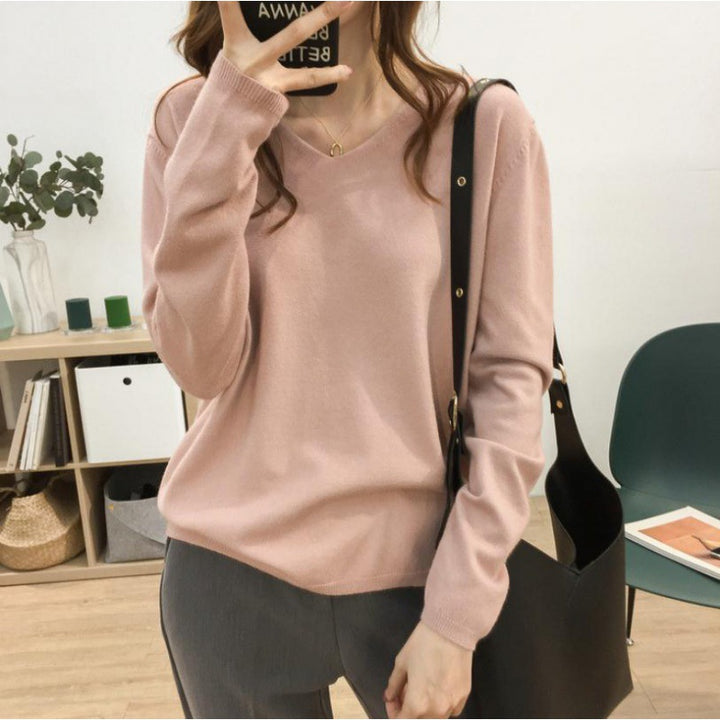 Pull féminin à col en V avec une coupe décontractée et des matériaux doux Chic & Stil