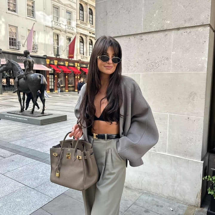 Veste féminine à la mode avec une coupe élégante et des poches pratiques Chic & Stil