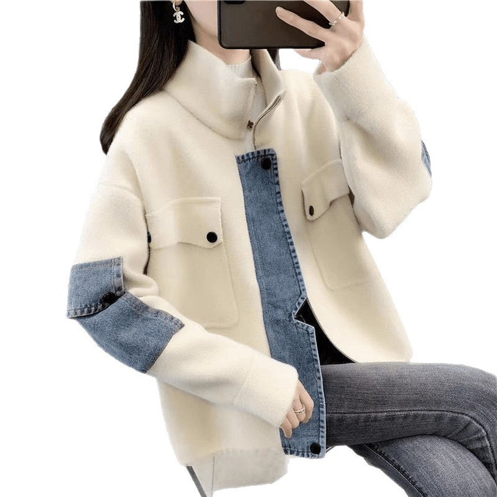 Veste de transition pour femmes avec un détail en denim moderne et un col haut Chic & Stil