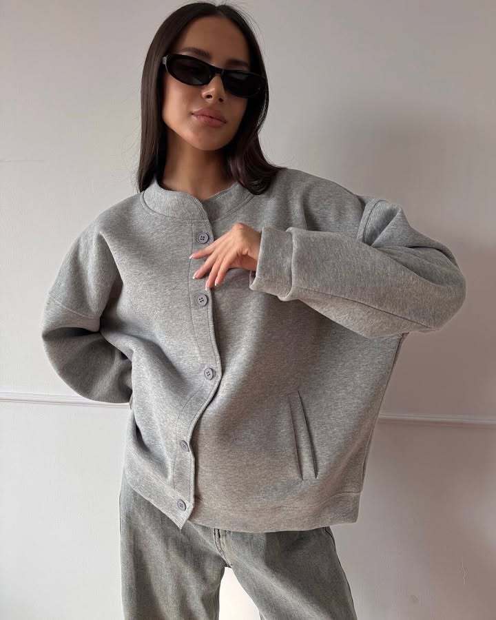 Casual oversized hoodie jacket for women with practical pockets and chic buttoning Style