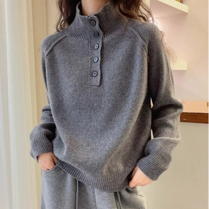 Pull en maille épaisse pour femmes avec col haut et boutons décoratifs Chic & Stil