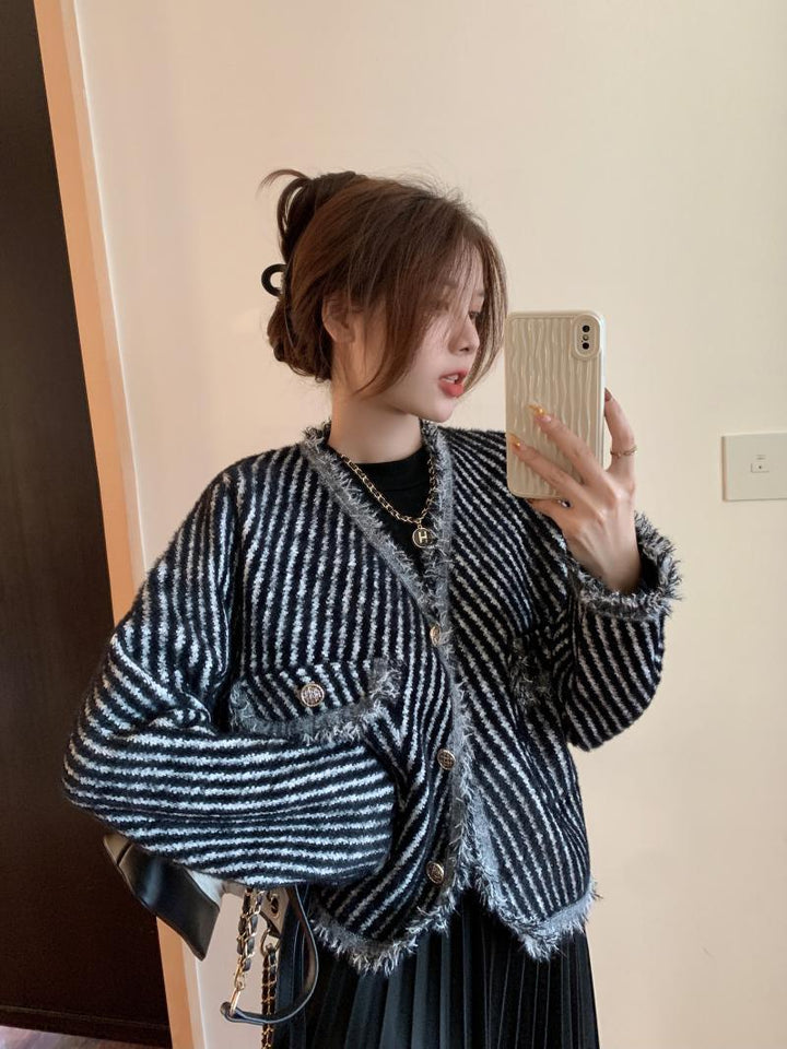 Cardigan pour femme avec un motif rayé caractéristique et des détails de boutons élégants Chic & Stil