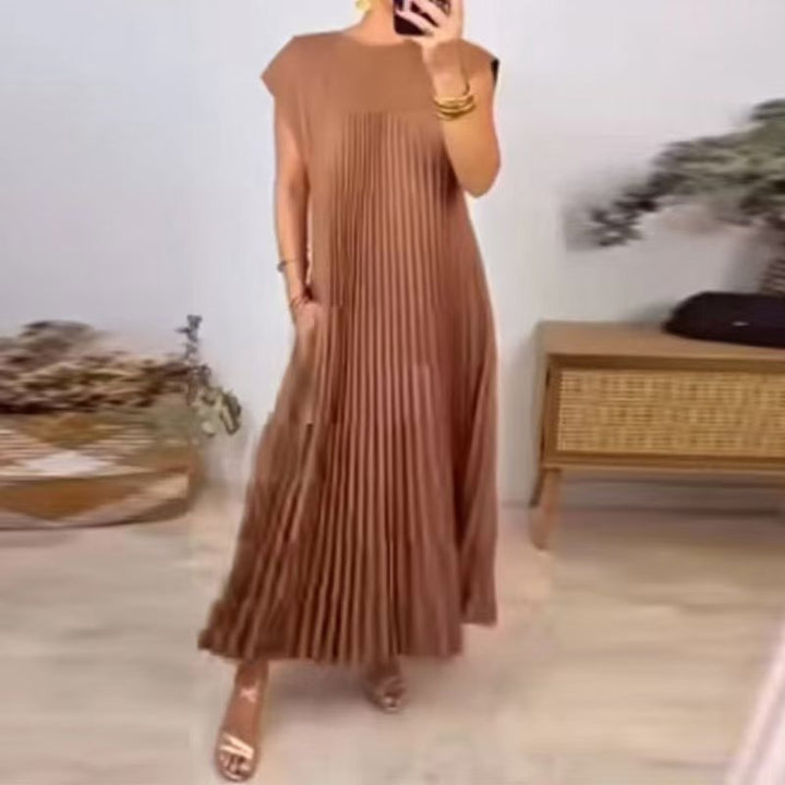 Maxi dress for women with pleated details and side pockets Style and elegance