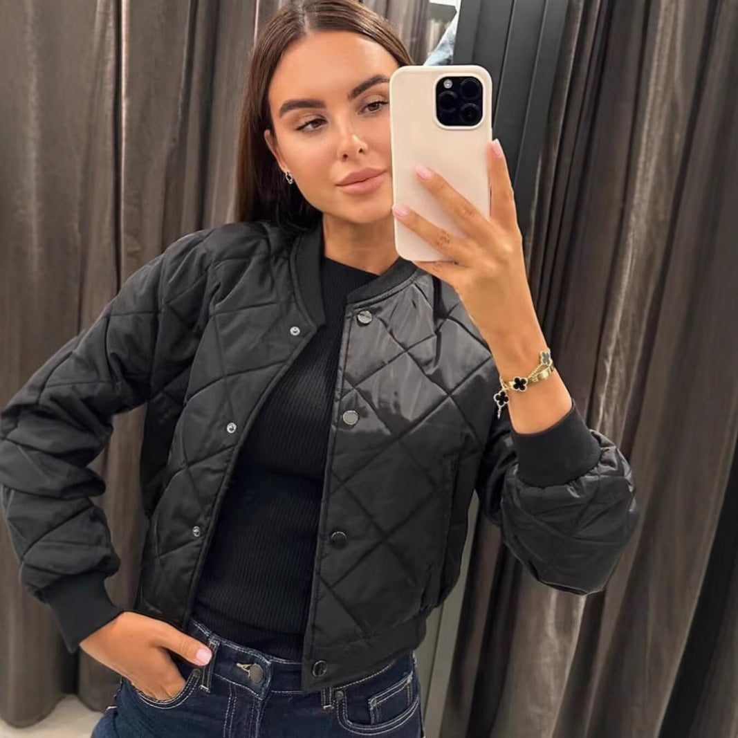 Short quilted jacket for women with practical button closure Lune London