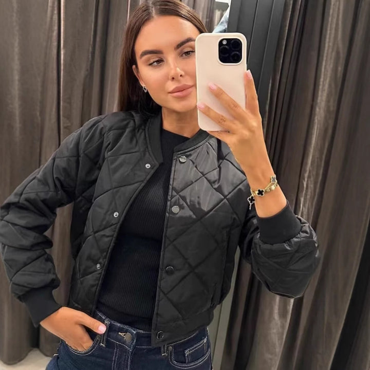 Short quilted jacket for women with practical button closure Lune London