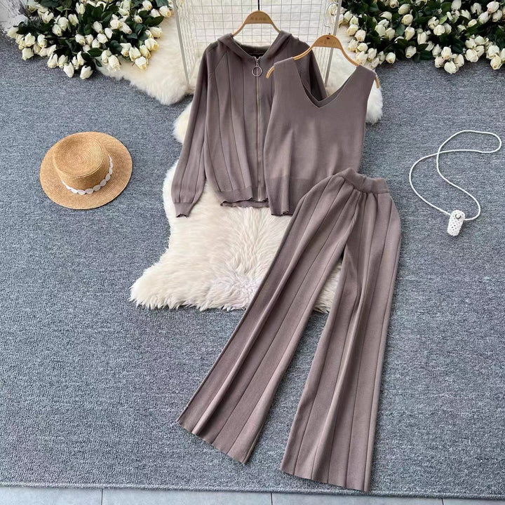 Lune London trendy knitted loungewear set for women with V-neck and hood
