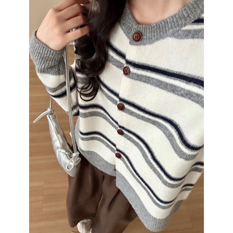 Cardigan boutonné à la mode pour dames avec motif rayé Chic & Stil