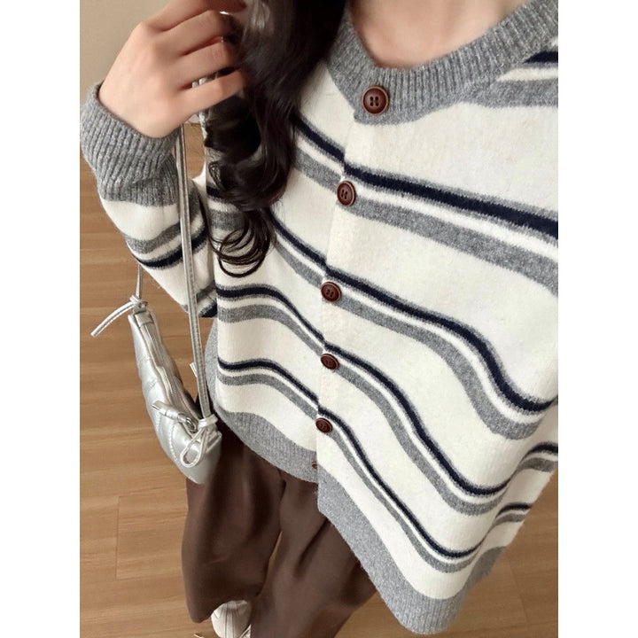 Cardigan boutonné à la mode pour dames avec motif rayé Chic & Stil