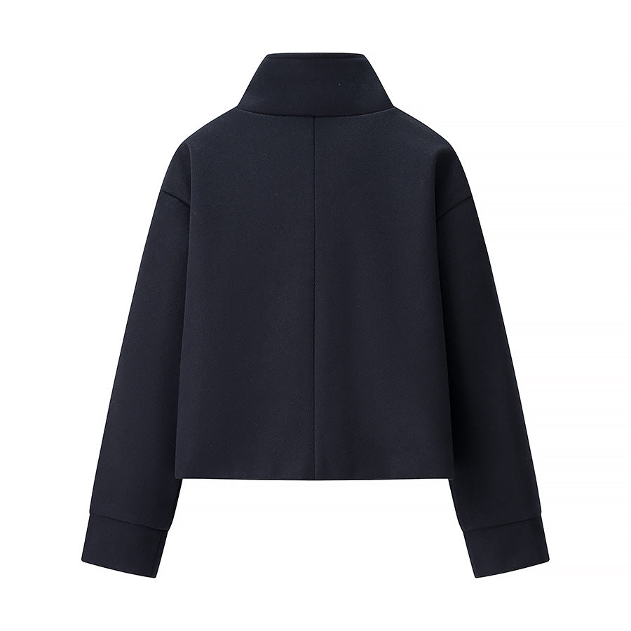 Veste courte de transition pour femme avec col haut et détails décoratifs en boutons Chic & Stil