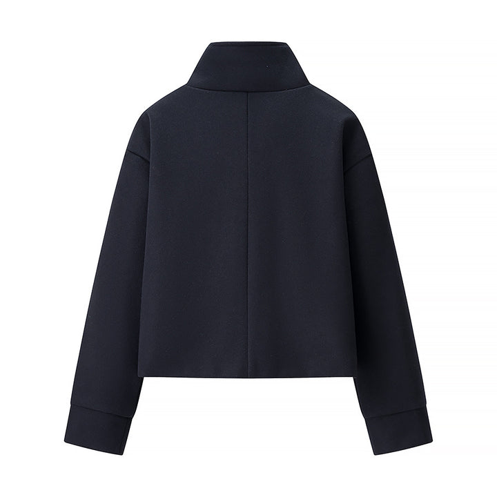Veste courte de transition pour femme avec col haut et détails décoratifs en boutons Chic & Stil