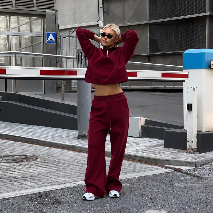 Casual women's sports set with high zipper and loose fit Lune London