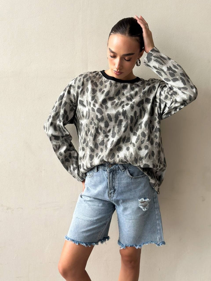 Casual women's sweatshirt with an exciting animal pattern Lune London