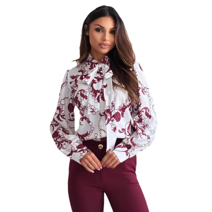 Blouse élégante pour femmes avec col décoratif et design floral Chic & Stil