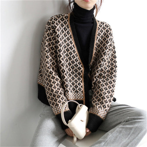 Cardigan épais en tricot pour femmes avec des motifs géométriques modernes et fermeture à boutons Chic & Stil