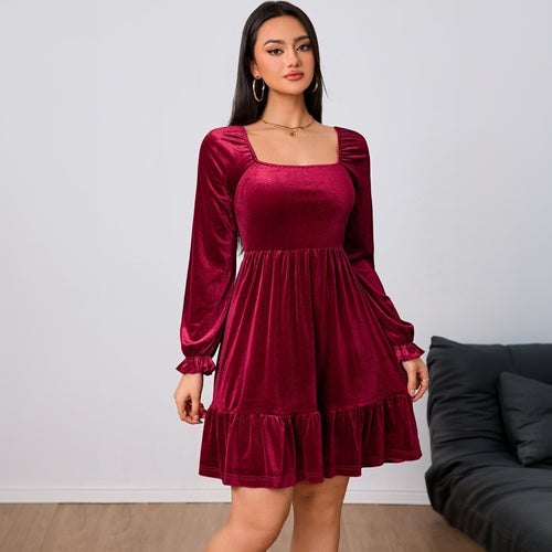 Robe minime en velours pour femmes avec volants et manches bouffantes de bon goût Chic & Stil