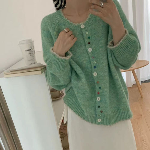 Cardigan femme confortable avec des détails de boutons colorés et une coupe décontractée Chic & Stil