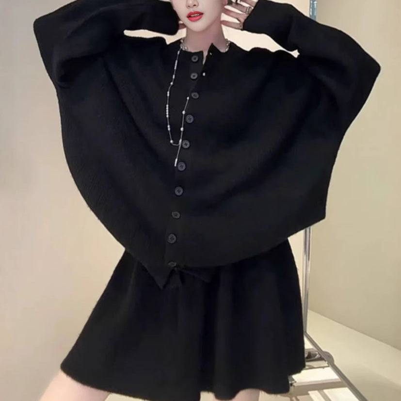Ensemble tricot féminin avec des couches de pull contrastantes et une élégante patte de boutonnage Chic & Stil