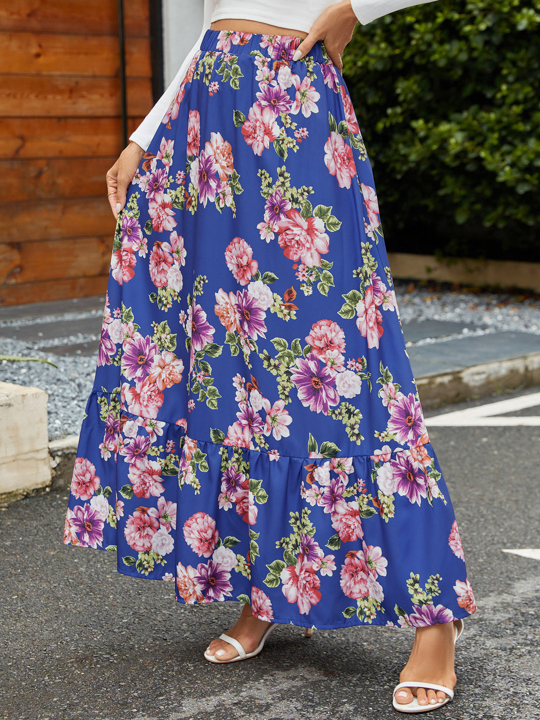 Maxi skirt for women with a cheerful floral pattern and a voluminous ruffle approach Lune London