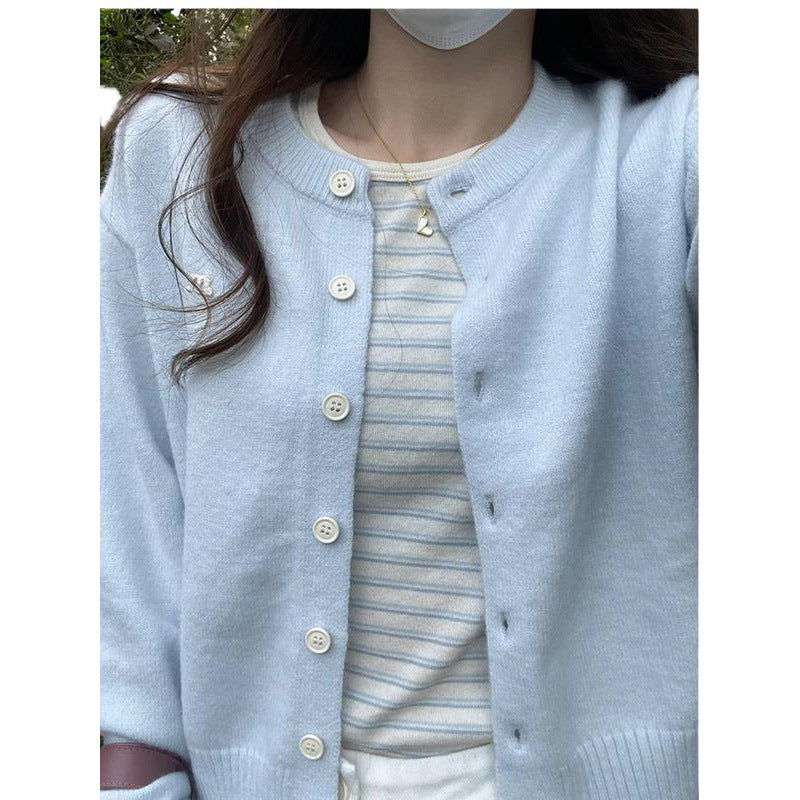Cardigan confortable pour femmes avec un élégant col rond et de fins détails de boutons Chic & Stil