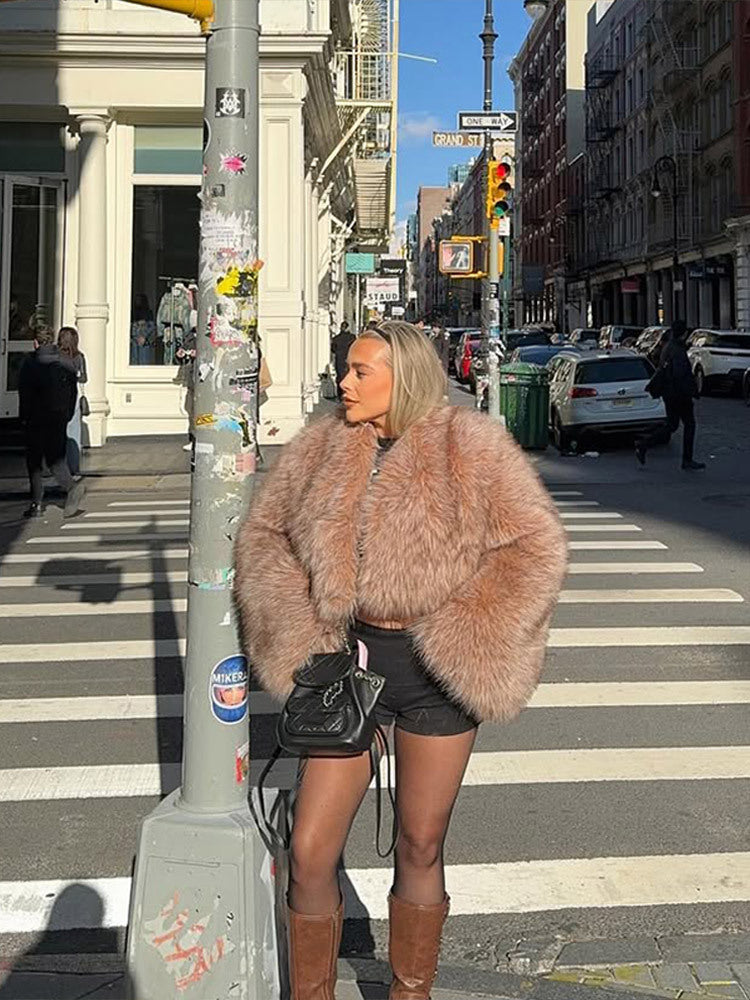 Faux fur jacket for women with voluminous sleeves and a modern cut Lune London
