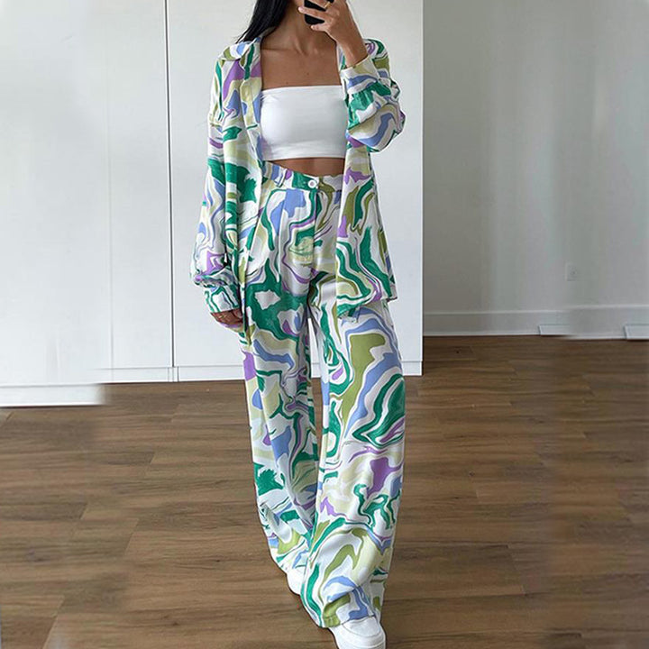 Ensemble femme avec pantalon large et blouse décontractée dans un motif moderne Chic & Stil