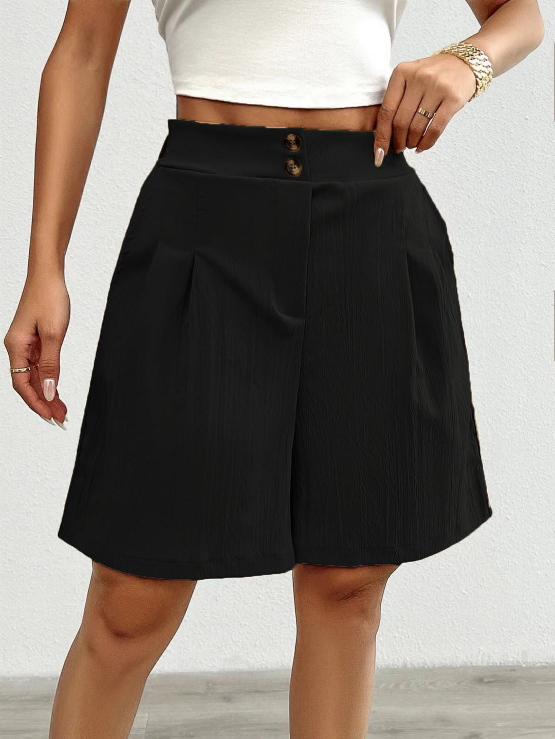 Lune London Elegant women's shorts with button closure and pleated design