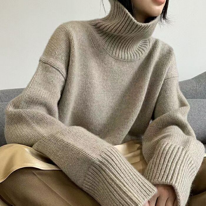 Pull col roulé pour femmes avec des manches larges et une structure en ribbing Chic & Stil