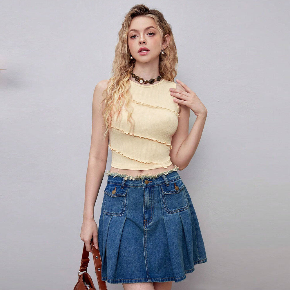 Chic & Stil women's crop top with ruffled details and a trendy design