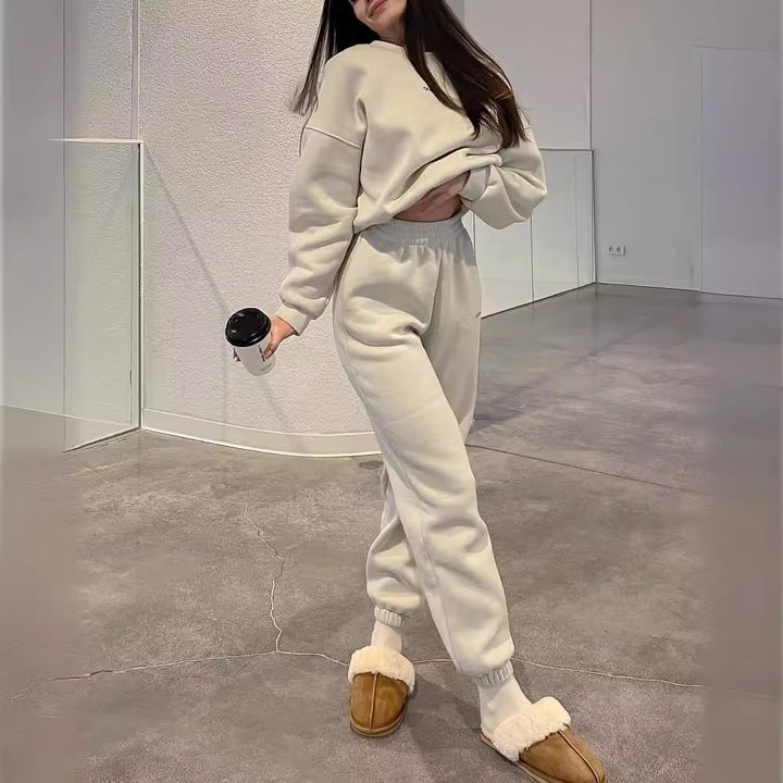 Women's sporty set with round neck and elastic waistband Chic & Stil