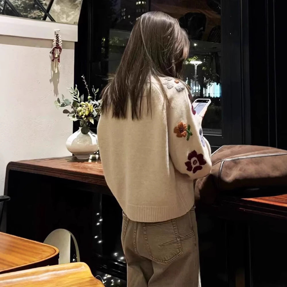 Pull féminin tendance avec design brodé floral Chic & Stil