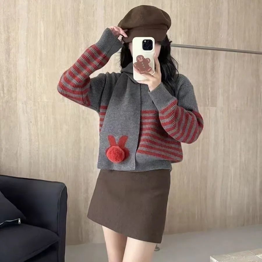 Pull tricoté confortable pour femmes avec col montant et rayures frappantes Chic & Stil