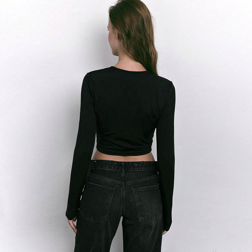 Short long-sleeve shirt for women with a trendy cut and decorative ring details Chic & Stil
