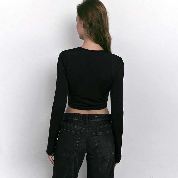 Short long-sleeve shirt for women with a trendy cut and decorative ring details Chic & Stil