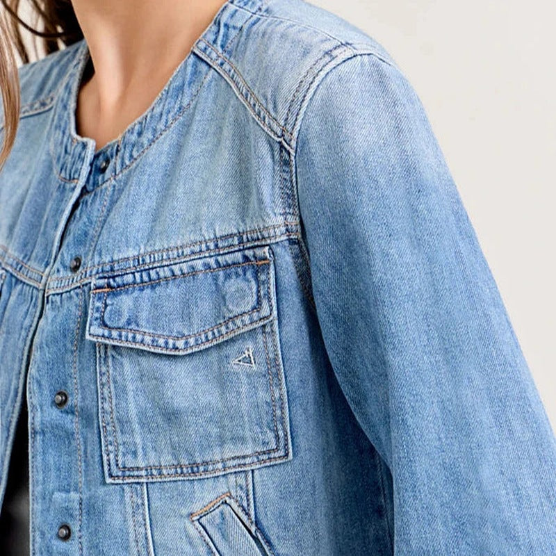 Cropped denim jacket for women with classic cut and practical pockets Lune London