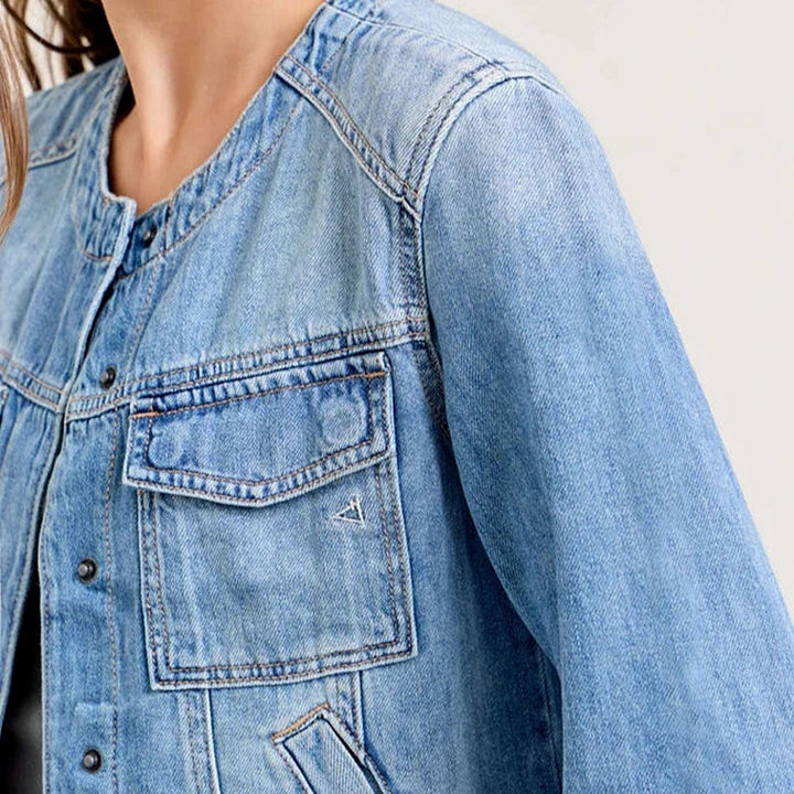 Cropped denim jacket for women with classic cut and practical pockets Lune London