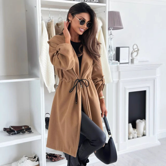 Veste enroulable pour femmes avec capuche et ceinture à la taille Chic & Stil