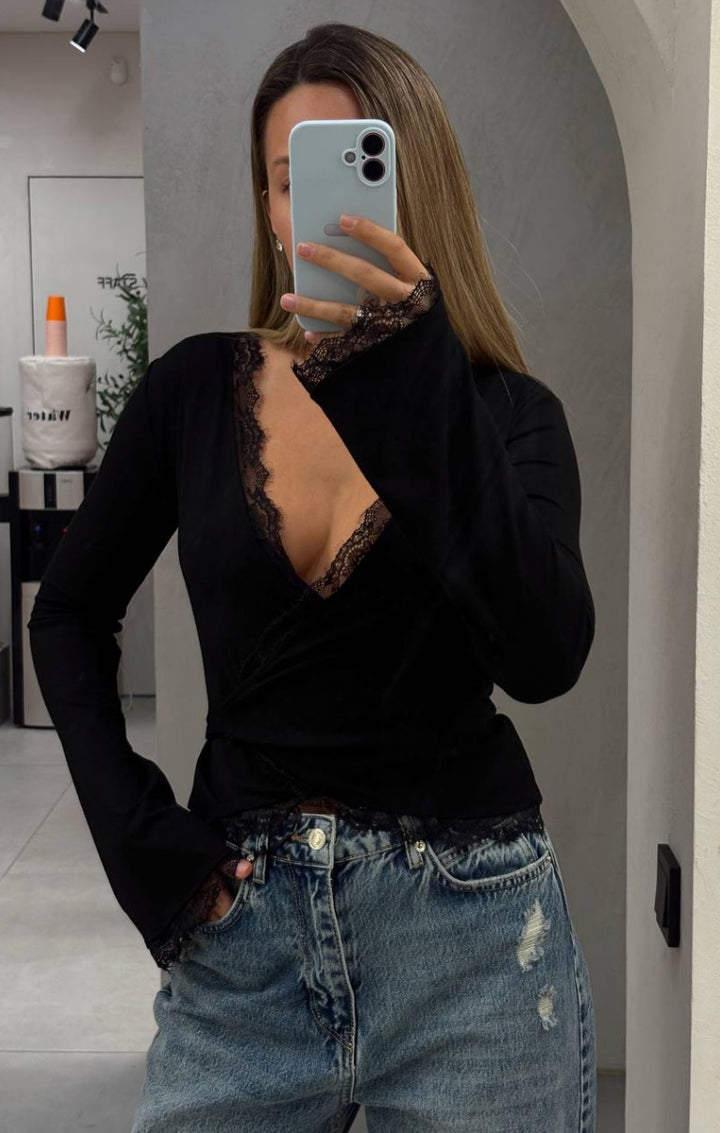 Haut à encolure cache-cœur pour dames avec un élégant bord en dentelle Chic & Stil