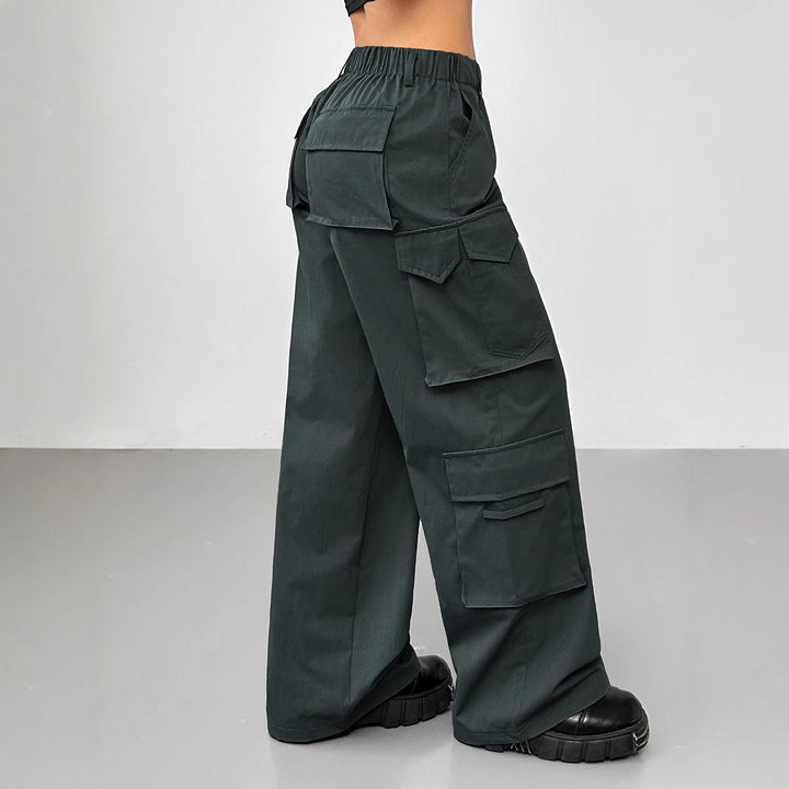 Pantalons larges cargo pour femmes avec taille élastique et poches pratiques Chic & Stil