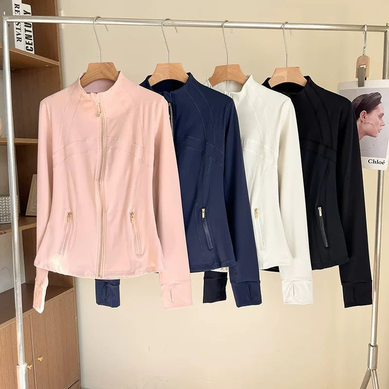 Veste de sport élégante pour femmes avec col haut et fermeture éclair innovante Chic & Stil