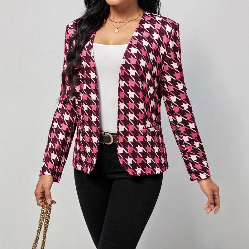 Trendy women's blazer jacket with an eye-catching houndstooth pattern and a fitted cut Lune London