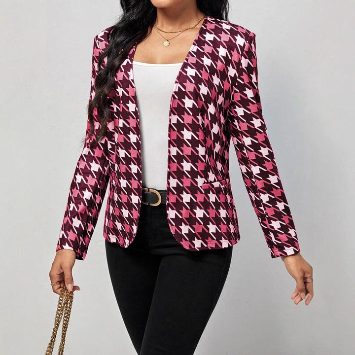 Trendy women's blazer jacket with an eye-catching houndstooth pattern and a fitted cut Lune London