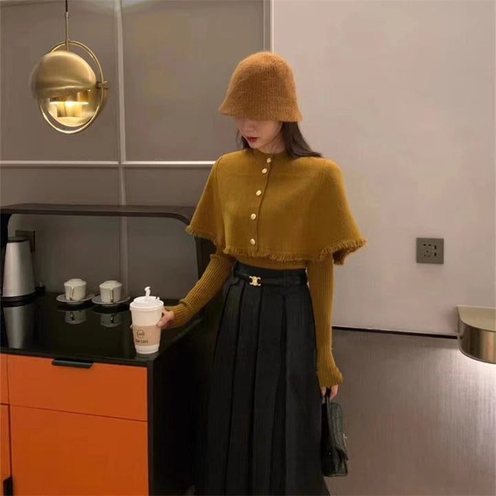 Pull féminin à la mode avec section d'épaule amovible et détails de boutons Chic & Stil