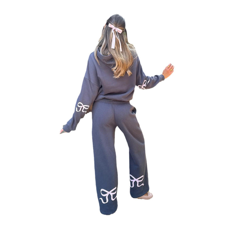 Casual tracksuit set for women with great comfort and chic graphic accents.