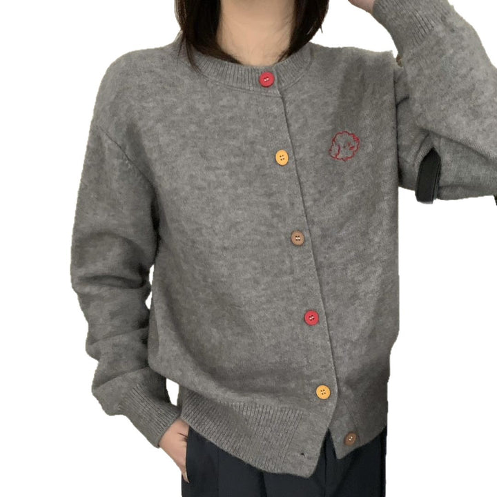 Ladies cozy knitted pullover with buttoned neckline and embroidered pattern Lune London