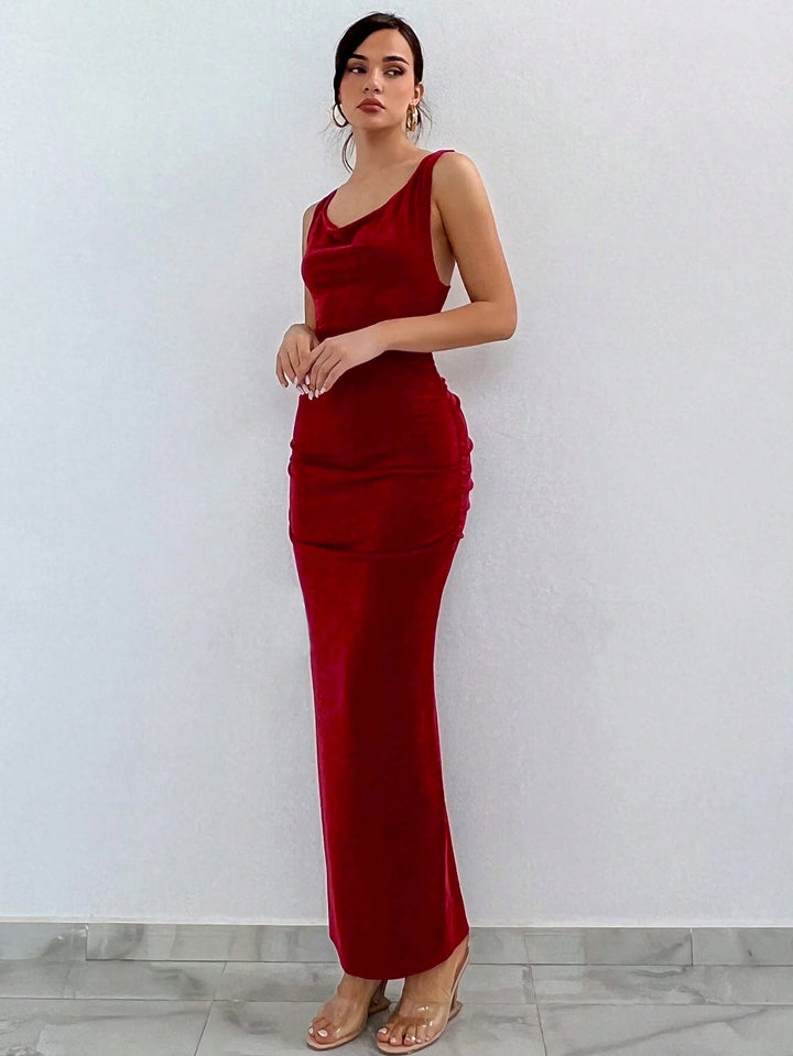 Robe maxi pour femmes avec un élégant décolleté en cascade et des détails froncés Chic & Stil