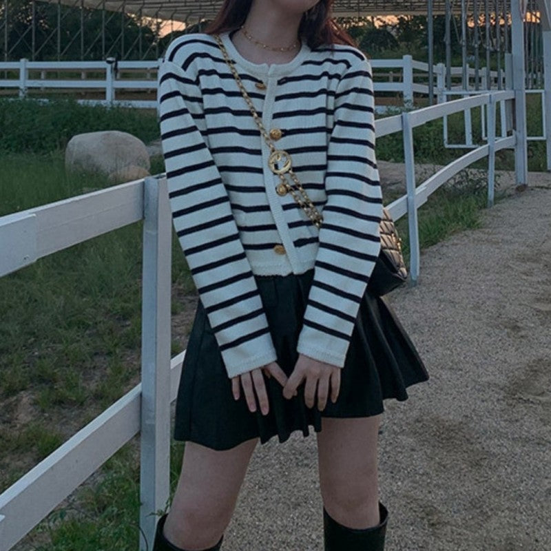 Cardigan pour femmes avec boutons élégants et motif rayé Chic & Stil