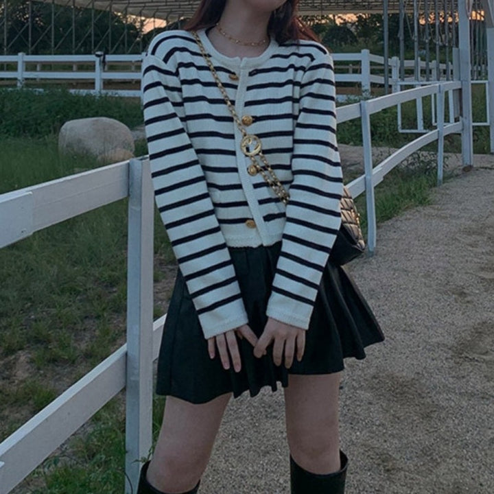 Cardigan pour femmes avec boutons élégants et motif rayé Chic & Stil