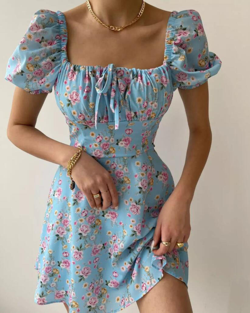 Mini player dress for women with ruffle details and floral pattern Chic & Stil