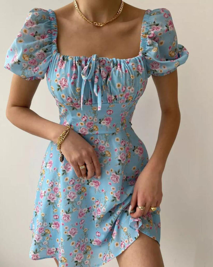 Mini player dress for women with ruffle details and floral pattern Chic & Stil